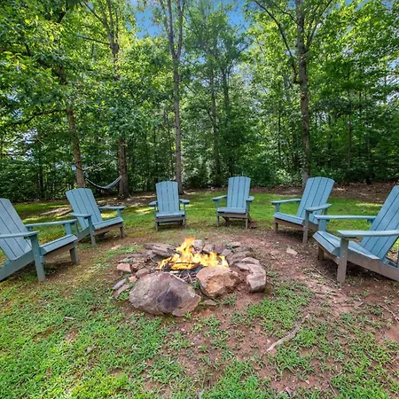 The Loose Caboose - Blairsville Ga - Pet Friendly